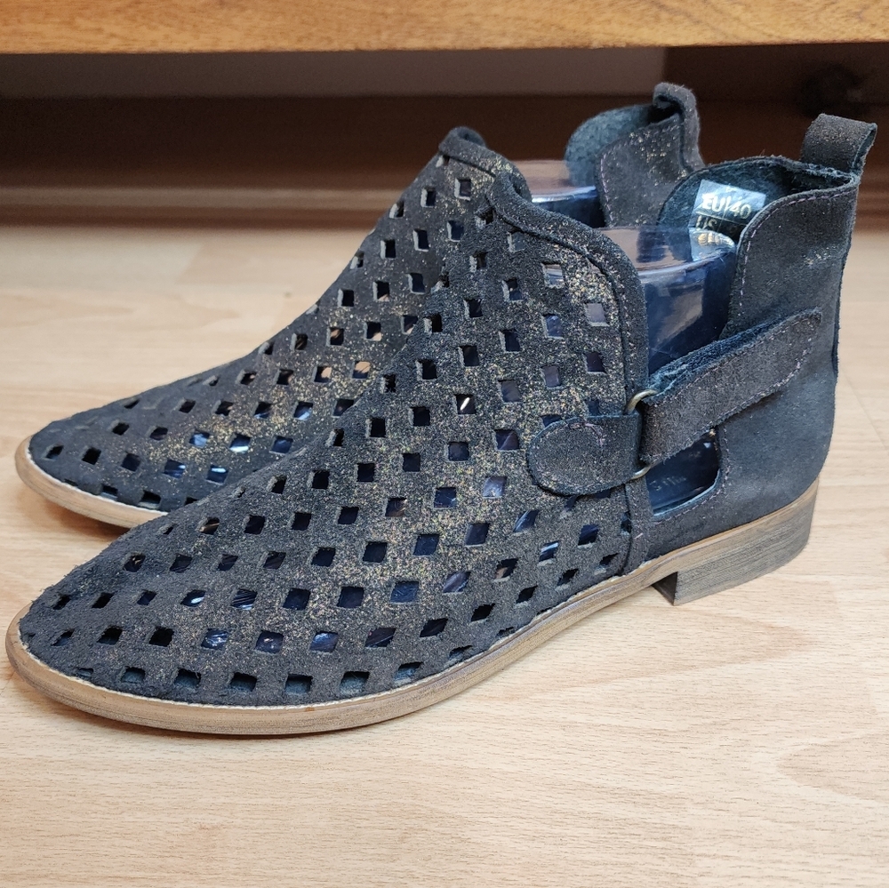 Musse‎ & Cloud Bronze Metallic Leather Caila Perforated Bootie Size 9 (EU40)